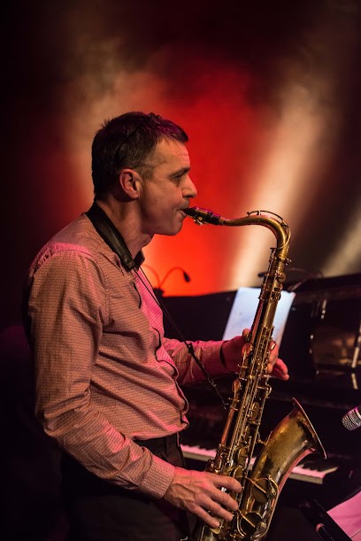 During Saxophone, Professeur de Musique à Poissy