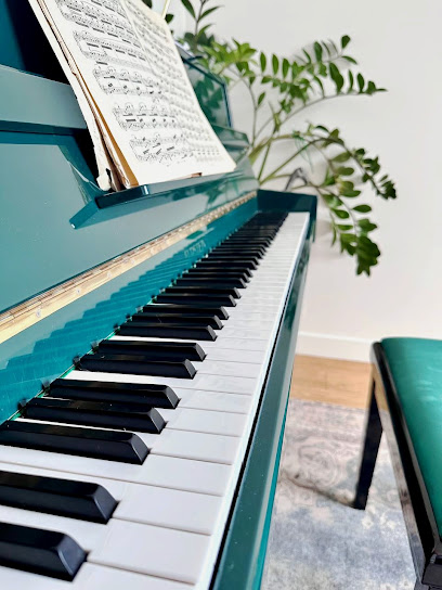 Yuliya Chanova – Pianiste Diplômée Supérieure, Cours De Piano À Domicile & En Studio Professeur De Musique au Plessis-Robinson